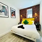Premium 3-Bed Apt - Heart Of Town - Walk To Beach