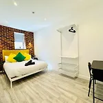 Premium 3-Bed Apt - Heart Of Town - Walk To Beach