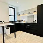 Premium 3-Bed Apt - Heart Of Town - Walk To Beach