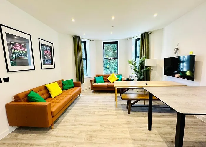 Premium 3-Bed Apt - Heart Of Town - Walk To Beach