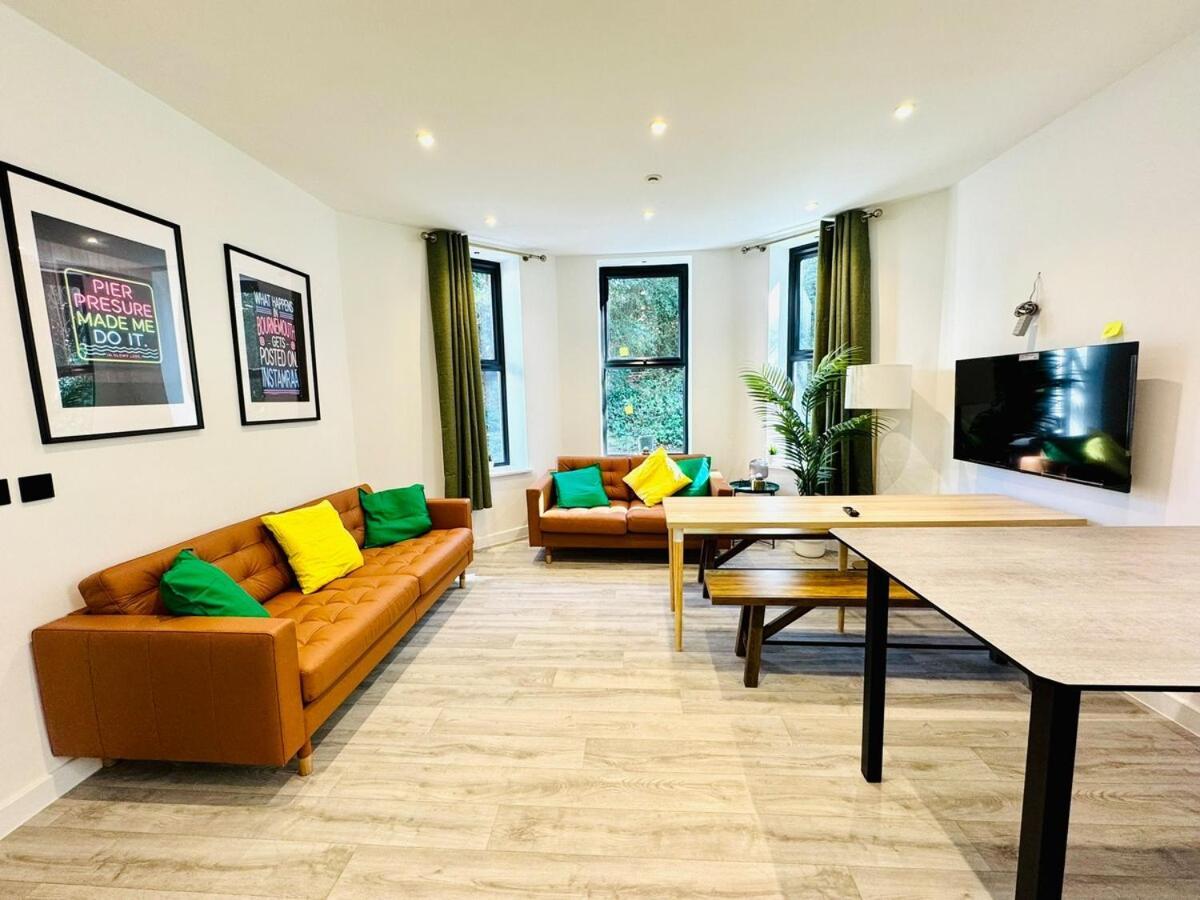 Premium 3-bed - Heart Of Town - Walk To Apartment *